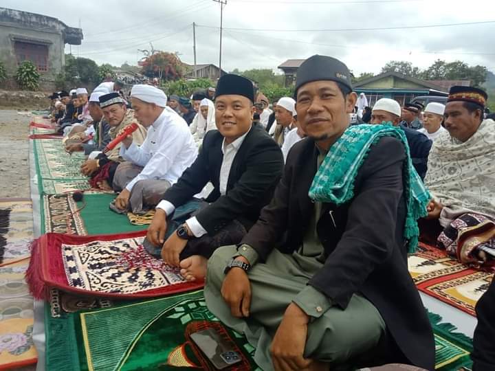 KEHADIRAN BAPAK CAMAT PERMATA DALAM RANGKA MENUNAIKAN SHALAT AIDUL FITRI BERSAMA MASYARAKAT JELOBOK