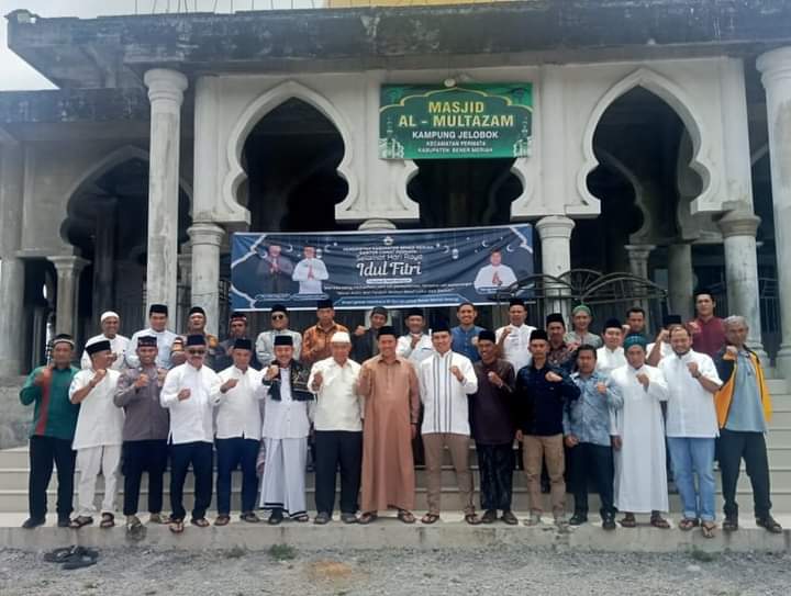 MASYARAKAT JELOBOK SHALAT JUM'AT BERSAMA BAPAK PJ. BUPATI BENER MERIAH BPK. HAILI YOGA